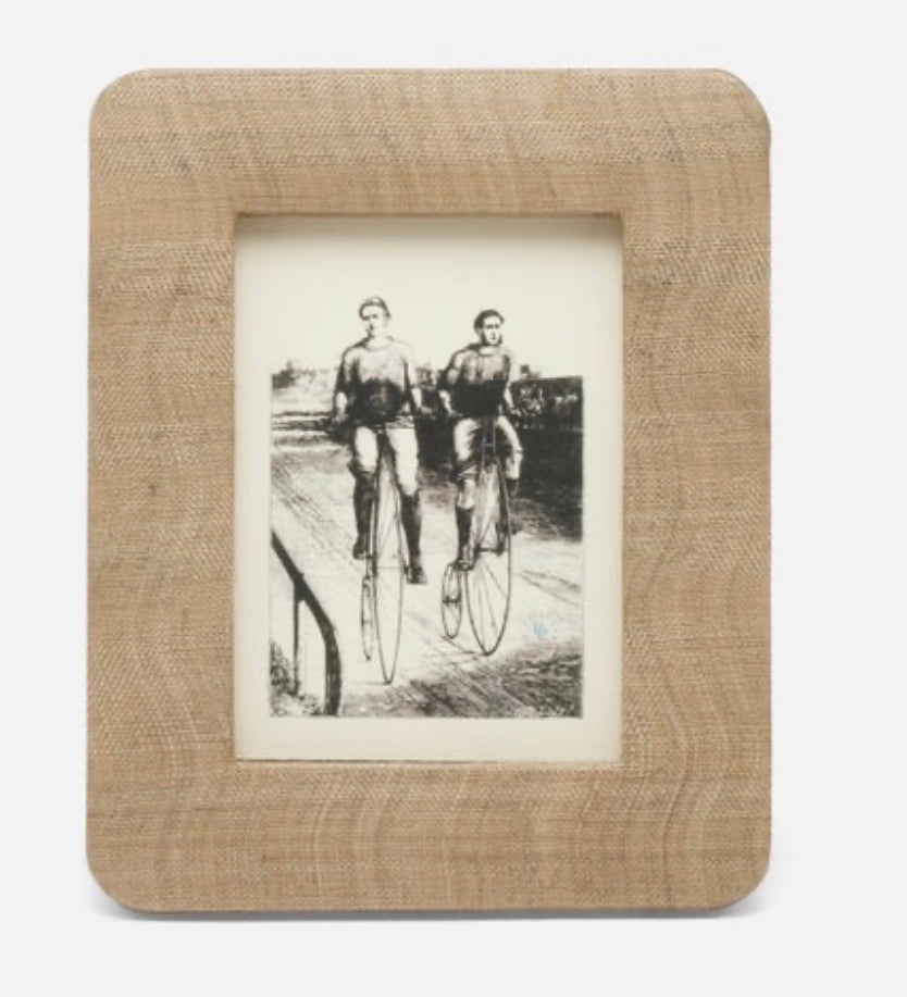 Halle Frame
